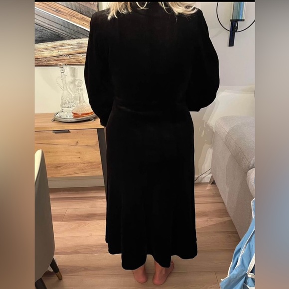 Long black coat with collar. A beautiful coat for the winter to keep you warm. - Picture 2 of 2